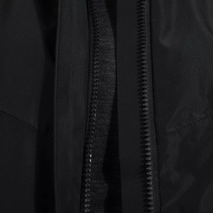 Ľahký a nepremokavý dámsky plášť.