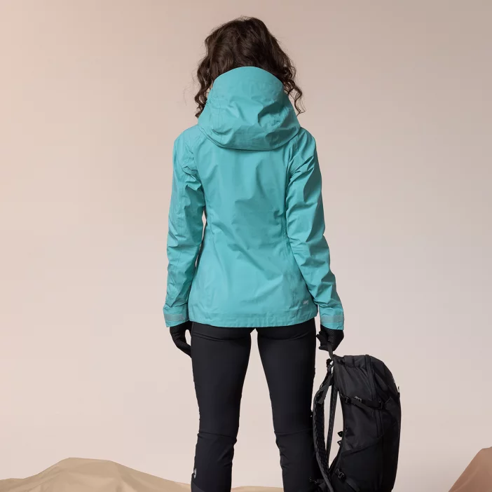 Nepremokavá hardshellová bunda s priedušnou membránou.