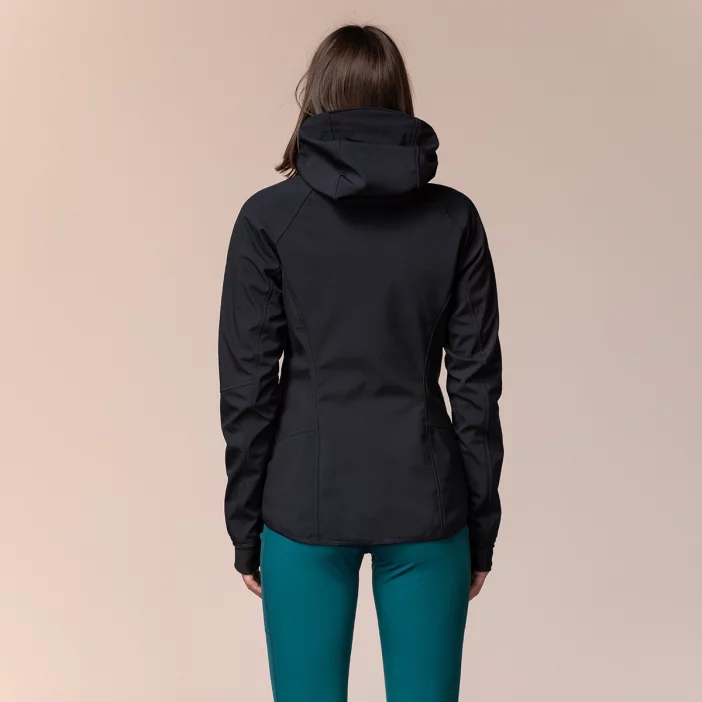 Zateplená a vetruodolná dámska softshellová bunda.