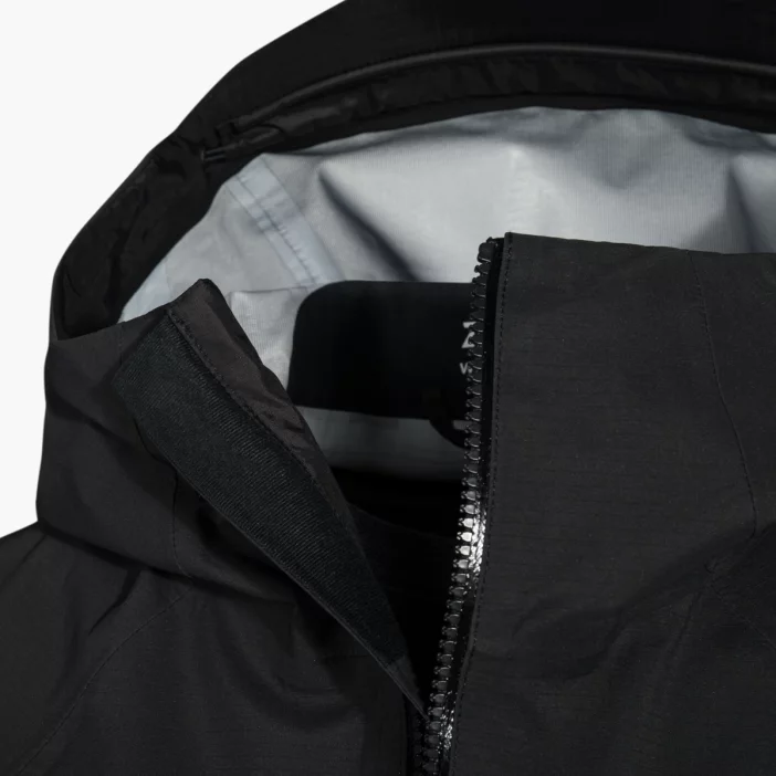 Nepremokavá hardshellová bunda s priedušnou membránou.
