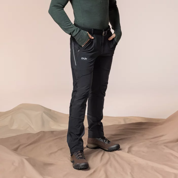 Odolné softshellové turistické nohavice.