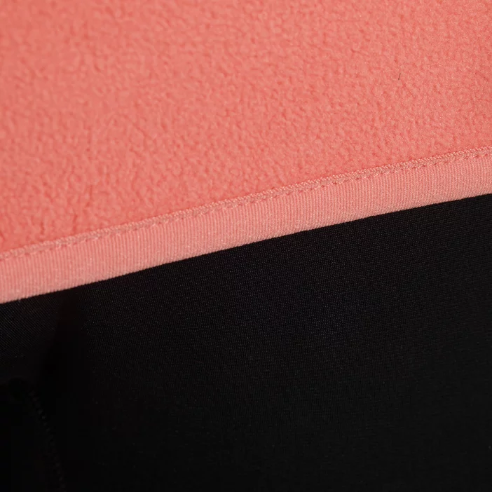 Hrejivý flisový rolák.