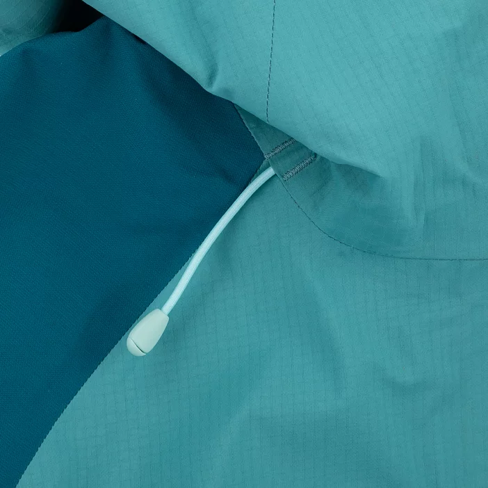 Nepremokavá hardshellová bunda s priedušnou membránou.