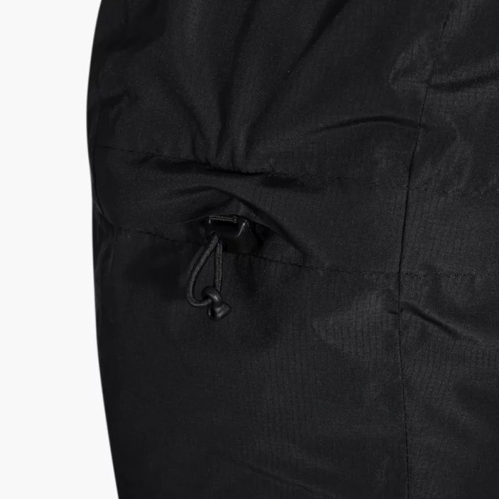 Ľahký a nepremokavý dámsky plášť.