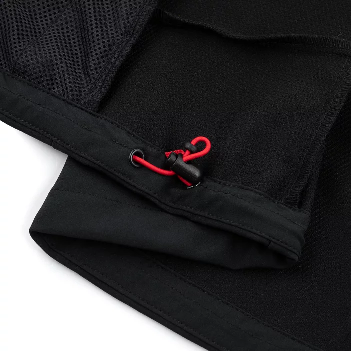 Ľahká a vetruodolná softshellová vesta.