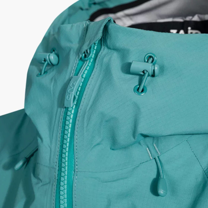 Nepremokavá hardshellová bunda s priedušnou membránou.