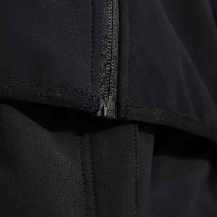 Zateplená a vetruodolná dámska softshellová bunda.