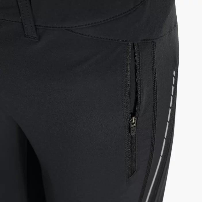 Odolné softshellové turistické nohavice.