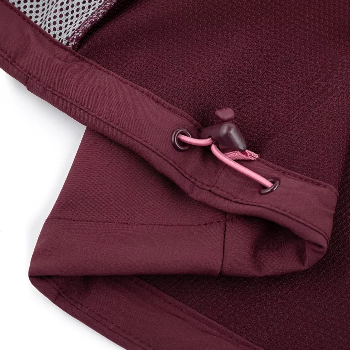 Ľahká a vetruodolná softshellová bunda.