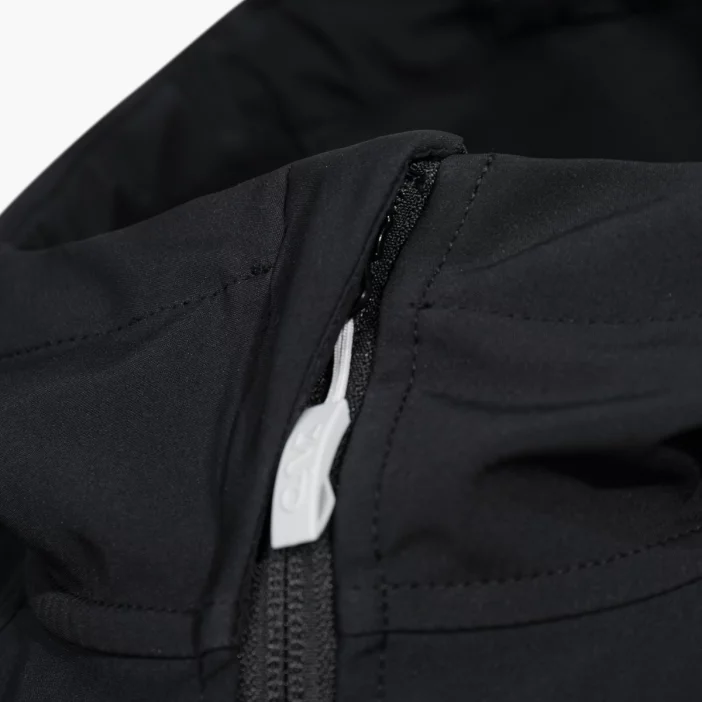 Zateplená a vetruodolná dámska softshellová bunda.