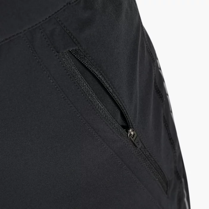 Odolné softshellové turistické nohavice.