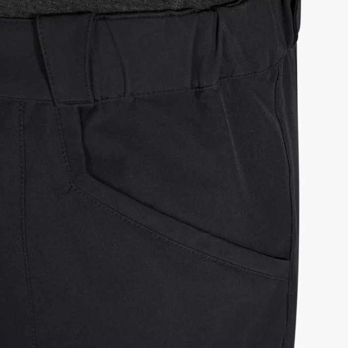 Odolné turistické šortky.