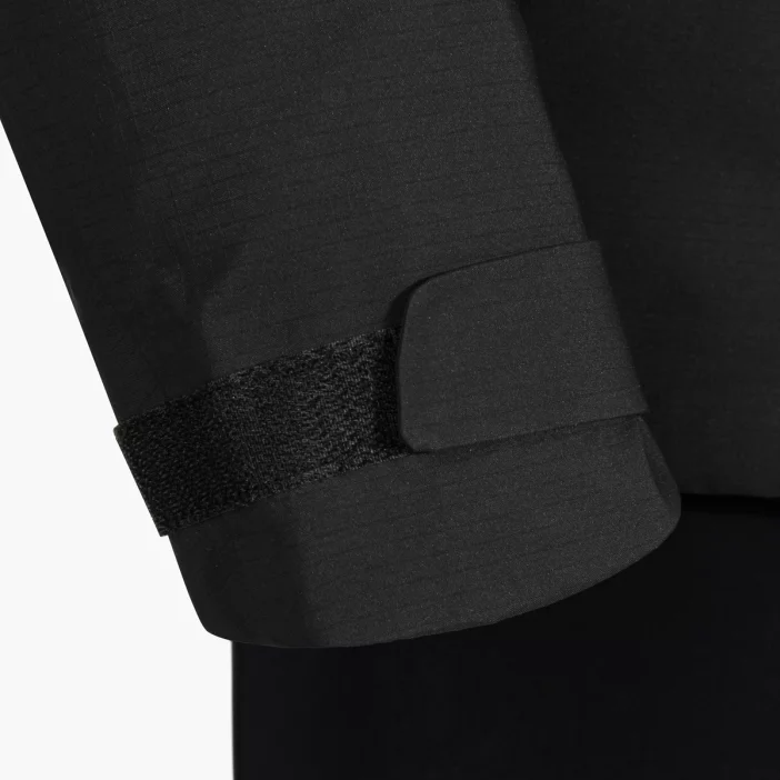 Nepremokavá hardshellová bunda s priedušnou membránou.