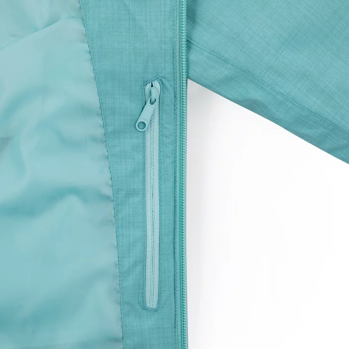 Nepremokavá bunda s priedušnými vlastnosťami.