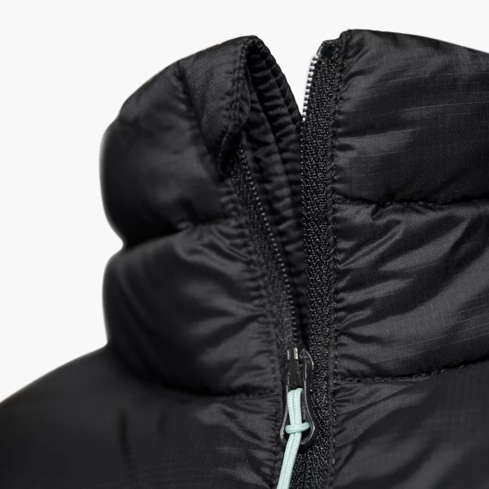 Ľahká zimná vesta s páperovou výplňou.