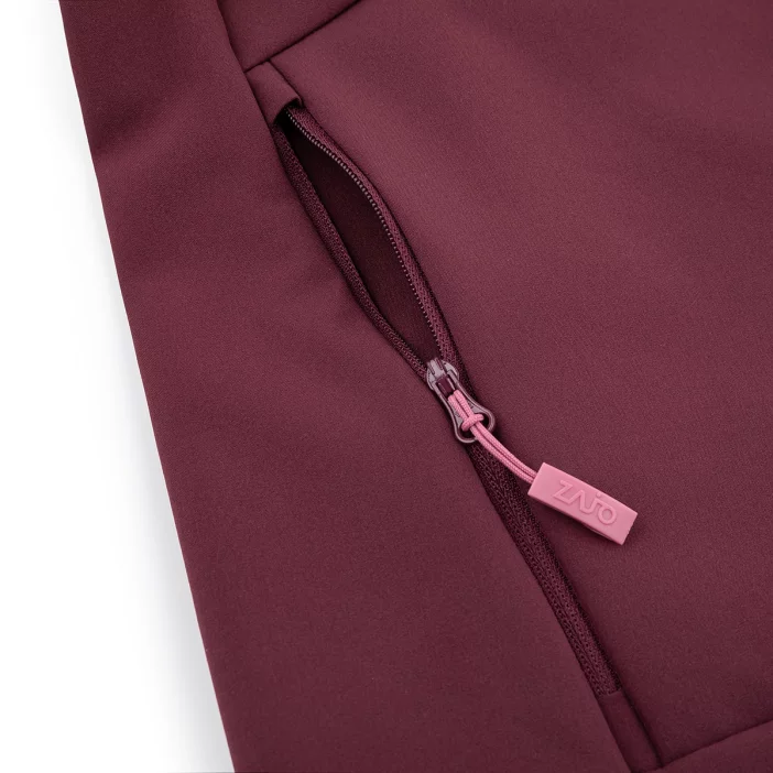 Ľahká a vetruodolná softshellová bunda.