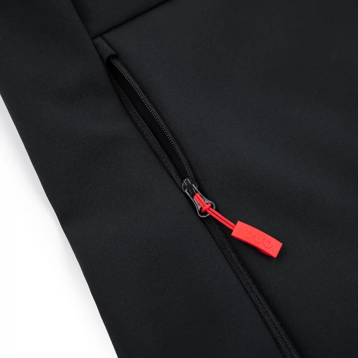 Ľahká a vetruodolná softshellová bunda.