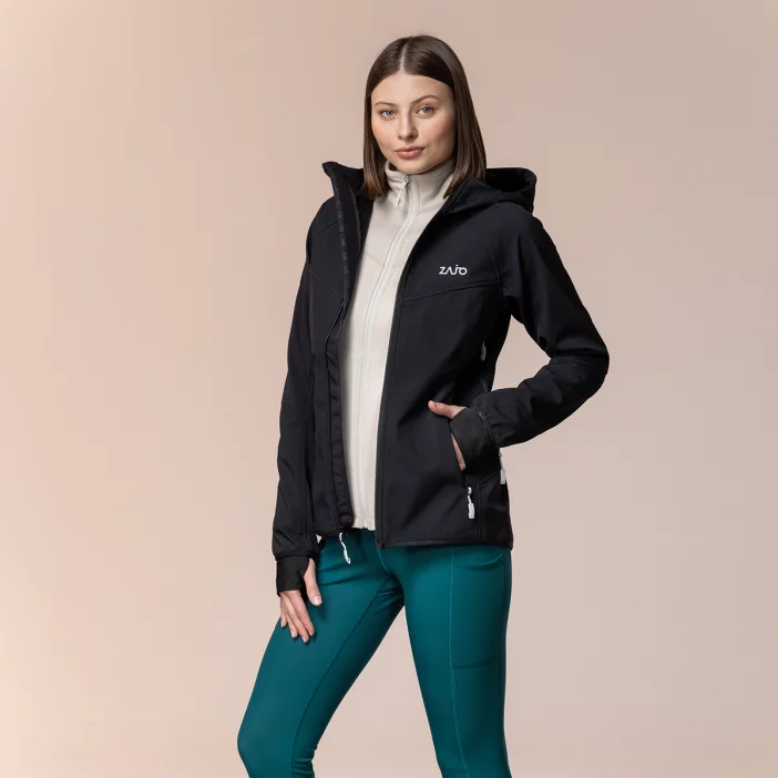 Zateplená a vetruodolná dámska softshellová bunda.