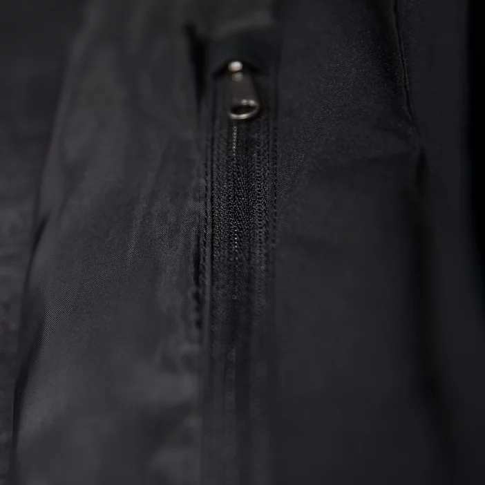 Zateplená a nepremokavá dámska parka.