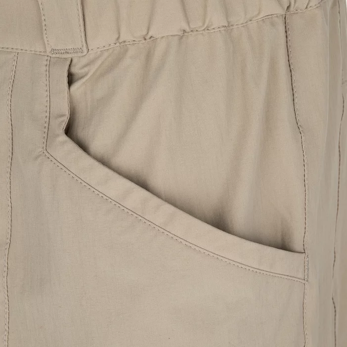 Odolné turistické šortky.