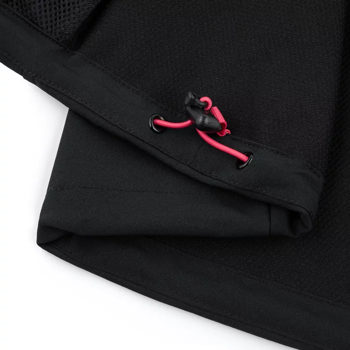 Ľahká a vetruodolná softshellová bunda.