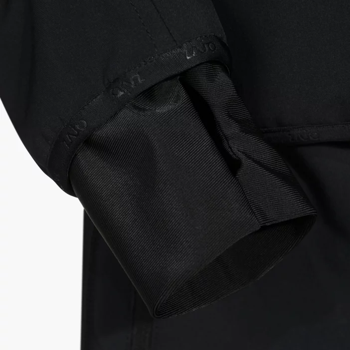 Zateplená a vetruodolná dámska softshellová bunda.