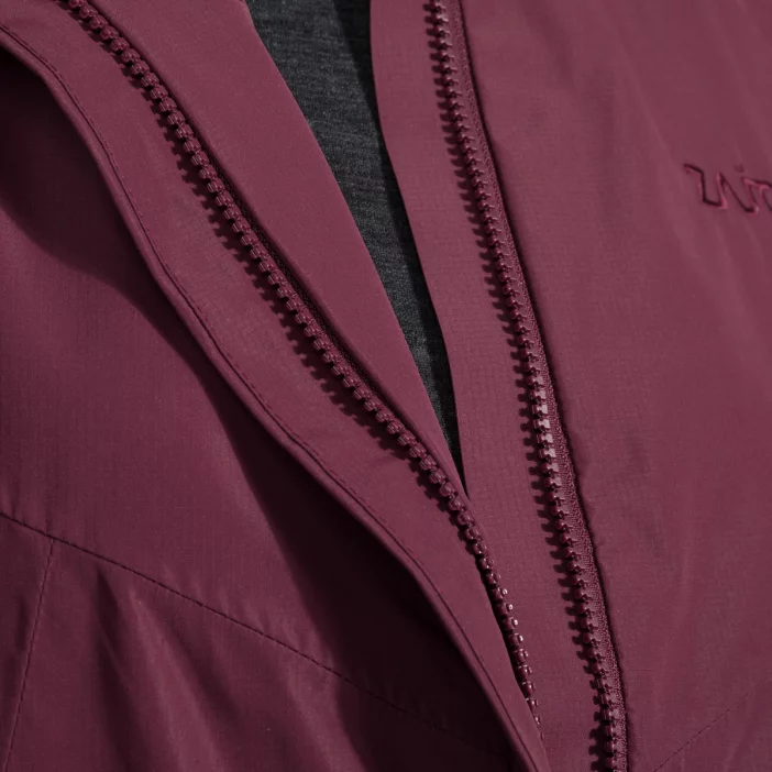 Ľahký a nepremokavý dámsky plášť.