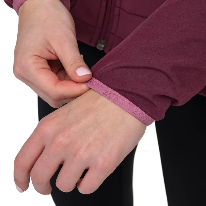 Ľahká a vetruodolná softshellová bunda.