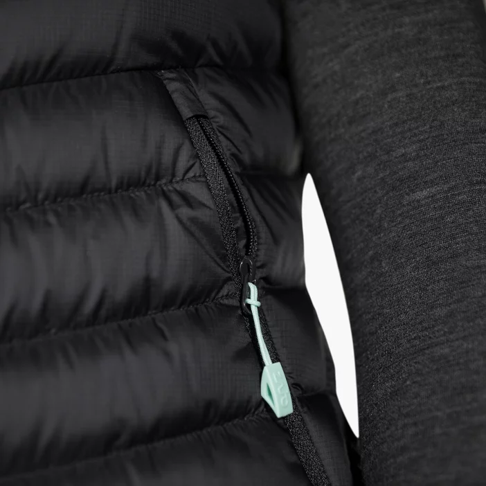 Ľahká zimná vesta s páperovou výplňou.