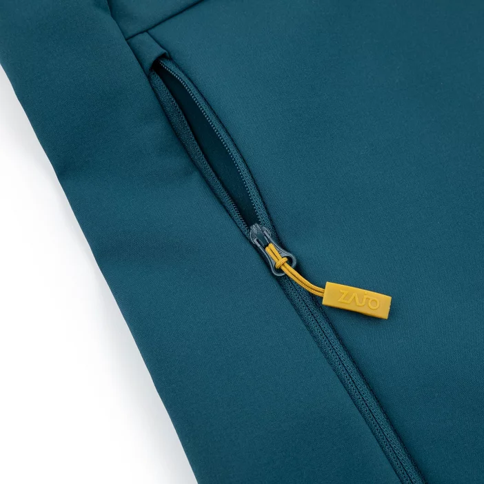 Ľahká a vetruodolná softshellová bunda.