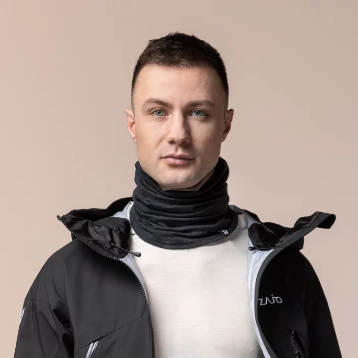 Ľahký náčník z jemnej merino vlny.