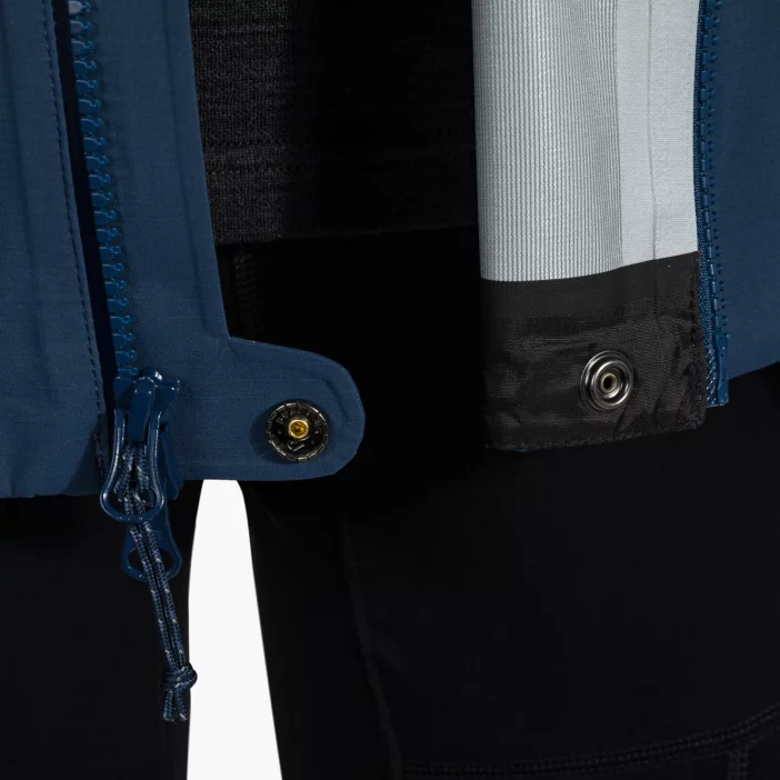 Nepremokavá hardshellová bunda s priedušnou membránou.