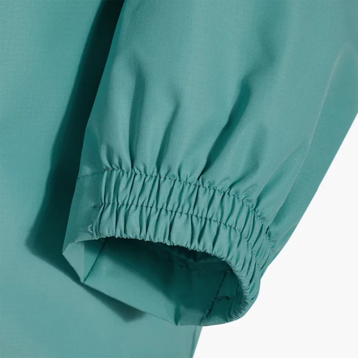 Ľahká nepremokavá a vetruodolná detská bunda.