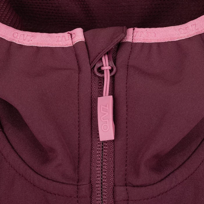 Ľahká a vetruodolná softshellová bunda.