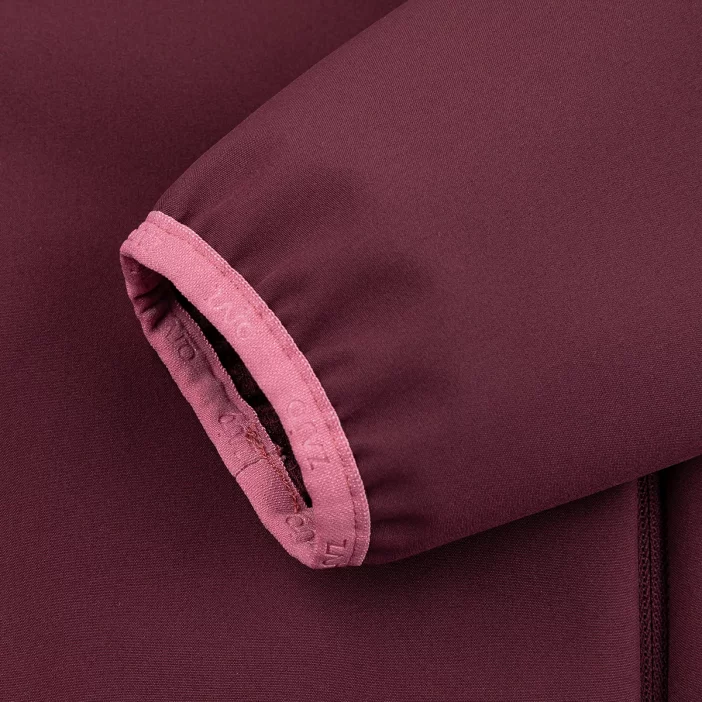 Ľahká a vetruodolná softshellová bunda.