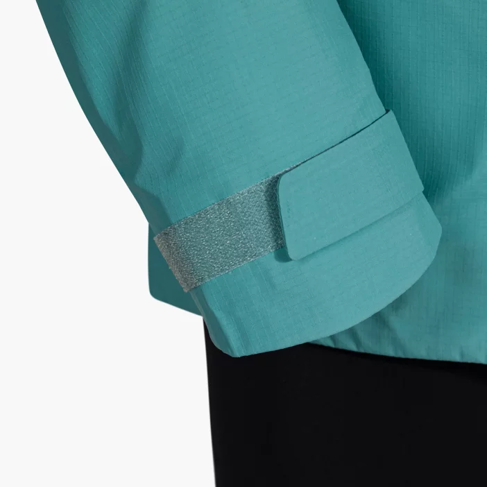 Nepremokavá hardshellová bunda s priedušnou membránou.