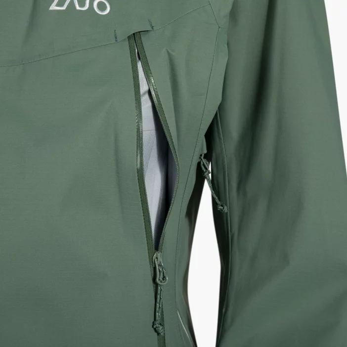 Nepremokavá hardshellová bunda s priedušnou membránou.