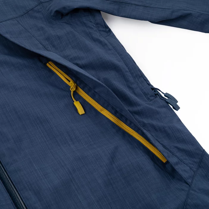 Nepremokavá bunda s priedušnými vlastnosťami.