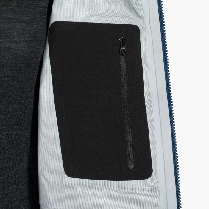 Nepremokavá hardshellová bunda s priedušnou membránou.