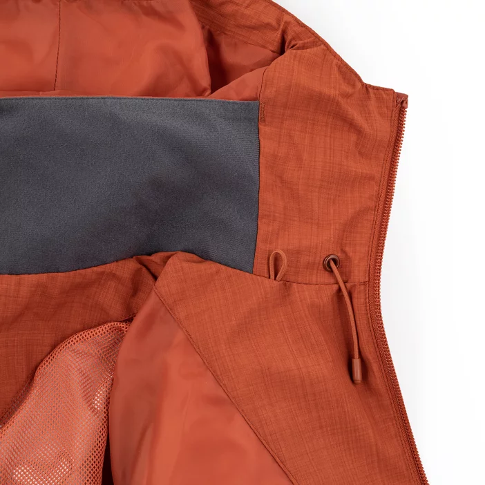 Nepremokavá bunda s priedušnými vlastnosťami.