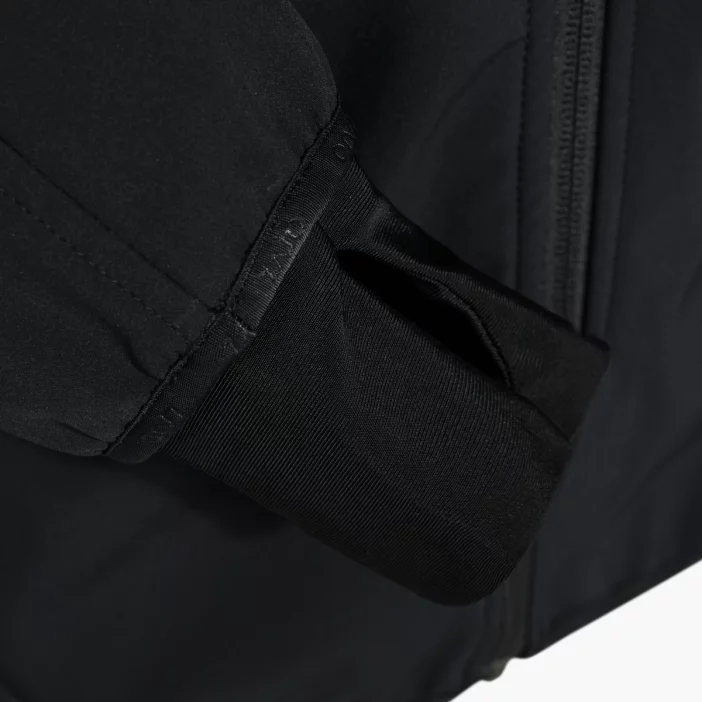 Zateplená a vetruodolná pánska softshellová bunda.