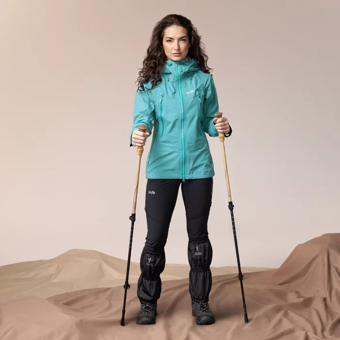 Nepremokavá hardshellová bunda s priedušnou membránou.