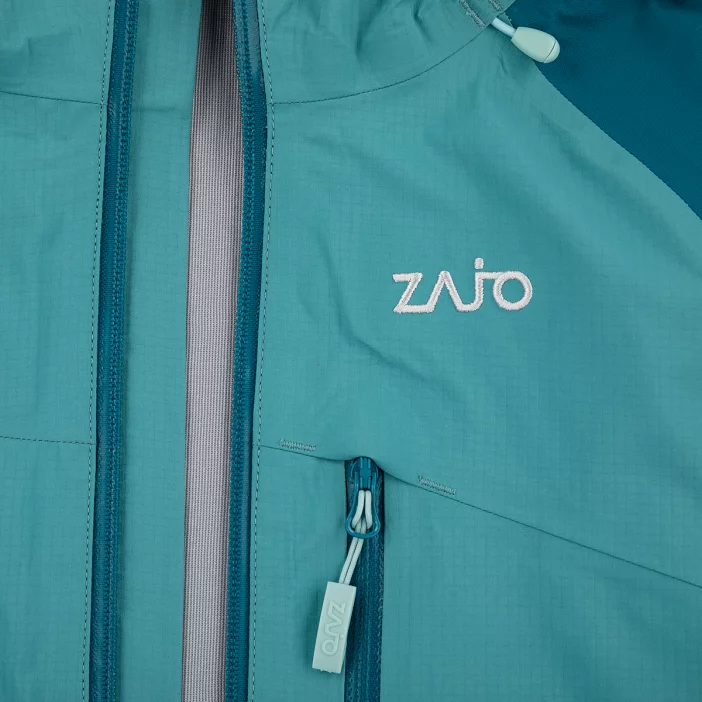 Nepremokavá hardshellová bunda s priedušnou membránou.