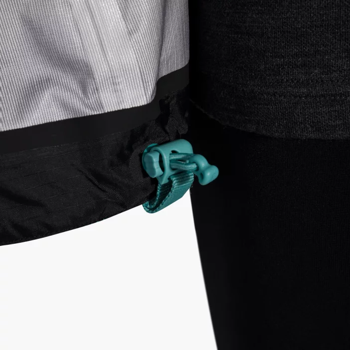 Nepremokavá hardshellová bunda s priedušnou membránou.