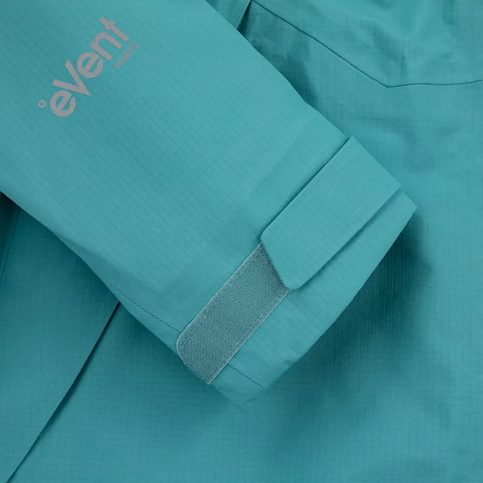 Nepremokavá hardshellová bunda s priedušnou membránou.