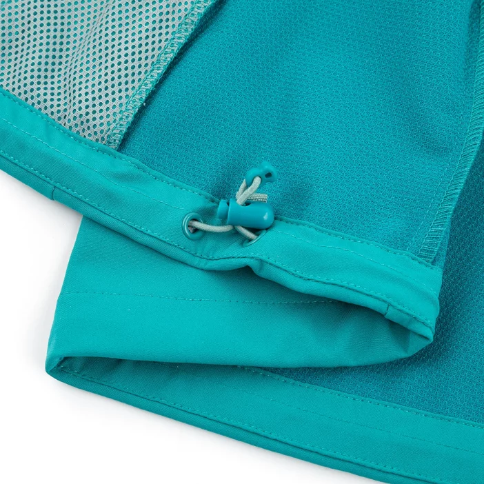 Ľahká a vetruodolná softshellová vesta.