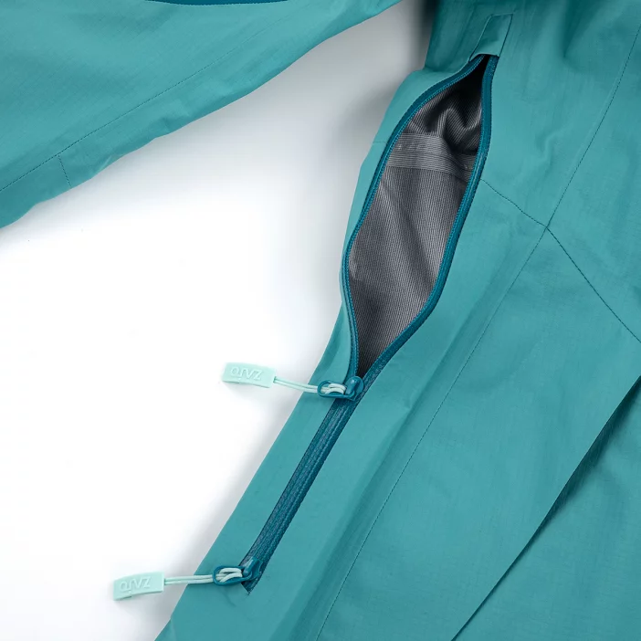 Nepremokavá hardshellová bunda s priedušnou membránou.