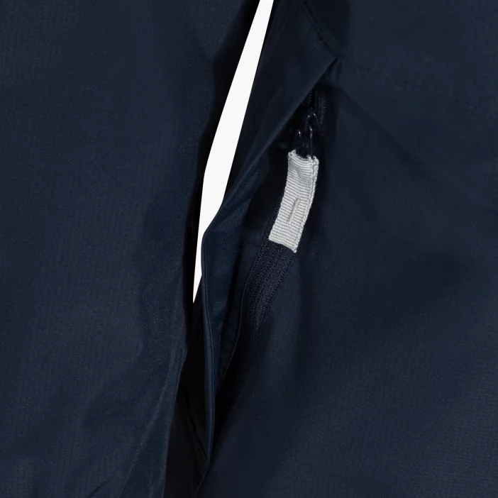 Ľahká nepremokavá a vetruodolná detská bunda.