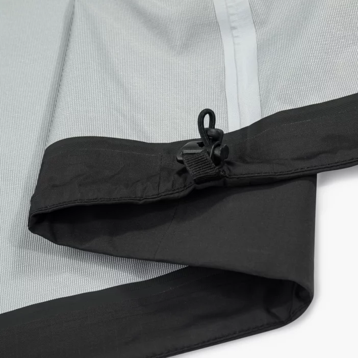 Nepremokavá hardshellová bunda s priedušnou membránou.