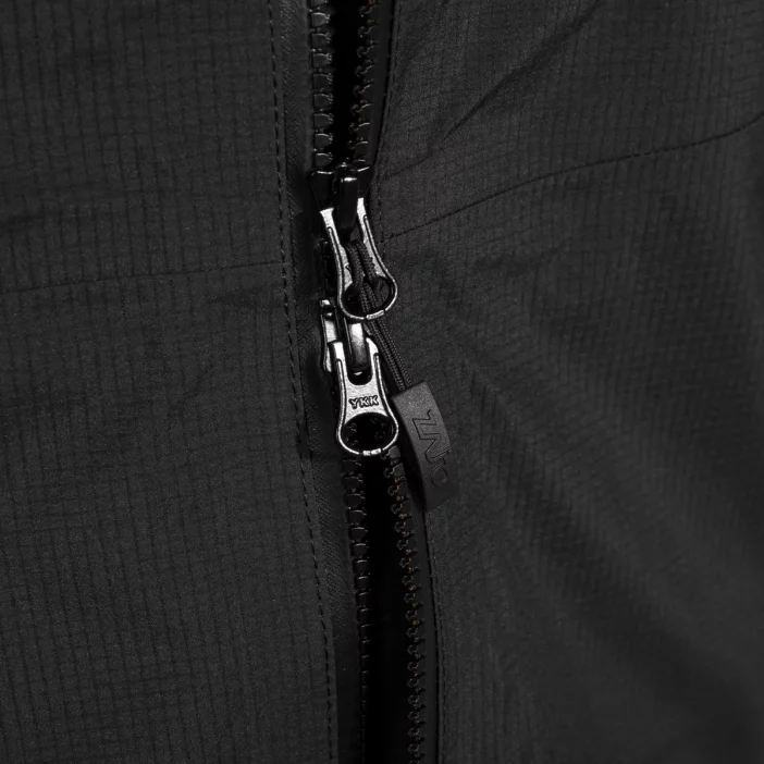 Nepremokavá hardshellová bunda s priedušnou membránou.